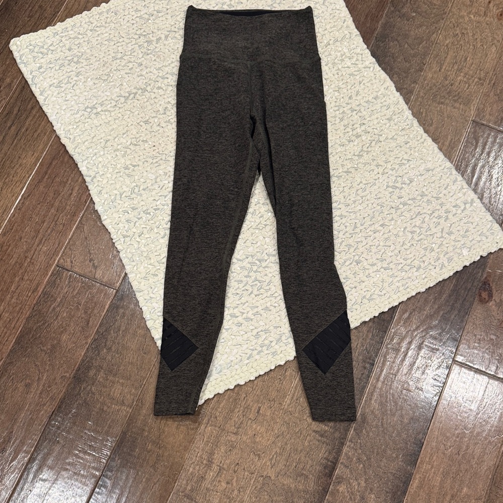 Beyond Yoga like new Charcoal and Black‎ Leggings